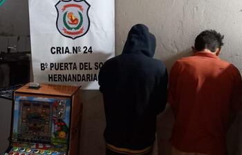 Tras la detención de los sindicados se pudo recuperar la máquina tragamonedas.