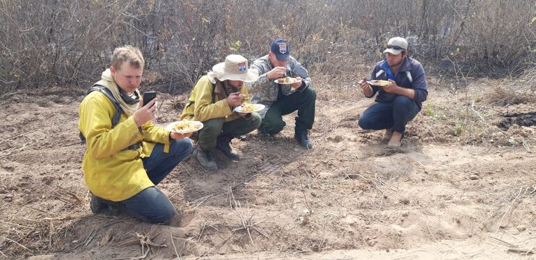 El puesto de comando de estos trabajadores, así como de los bomberos, está instalado en la estancia paraguaya El Tigre.