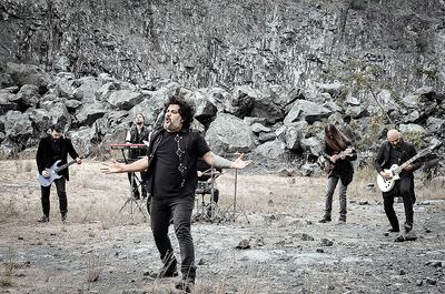 “Prayer for the Bones” es el nombre de la canción cuyo videoclip fue estrenado recientemente.