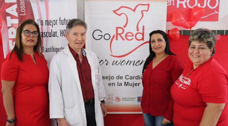 La Lic. Gricelda Delgado, prof. Dr. Oscar Lovera, la Dra. María Paniagua y Selva Aguilera coordinadora de Administración del Dpto. De Cardiología encargados de la jornada.