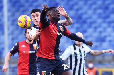 Nehuen Pérez (i), defensor del Udinese, disputa el balón con Caleb Ekuban, delantero del Genoa,  en un partido de la Serie A de Italia.