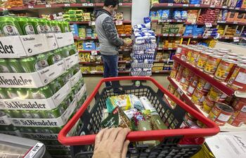 Una persona realiza compras en un supermercado, en Buenos Aires (Argentina). CEPAL estima que en general la región mejorará su crecimiento económico, aunque a algunos países no les será fácil. (EFE, archivo)