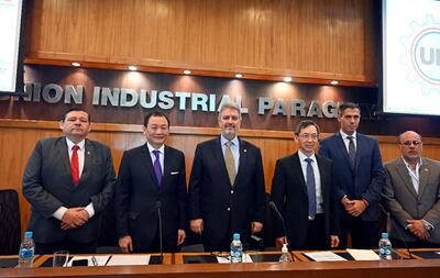 El viceministro de Industria, Francisco Ruiz Díaz, el embajador de la República de China (Taiwán), José Chih-Cheng Han, el presidente de la UIP, Enrique Duarte, el director general del Departamento de Cooperación Internacional del Ministerio de Asuntos Económicos de Taiwán, Eugene Y. J. Chen y el empresario Marco Riquelme, entre otros, en la sede de la UIP.