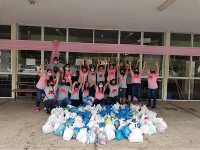 Voluntarios de Corazones Solidarios PY durante la entrega de una donación.