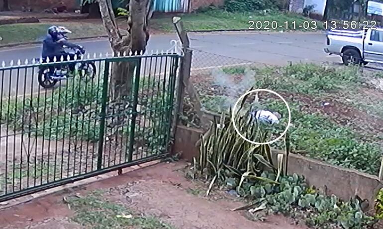 La imagen tomada de una filmación de circuito cerrado muestra el instante en que los sicarios abren fuego contra la víctima.