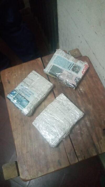 Los tres paquetes cargados con pastillas de "Disomnilan" fueron arrojados por desconocidos desde la calle México al cárcel "Esperanza".