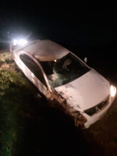 El automóvil terminó de Juan Carlos Giménez Bobadilla en la cuneta tras el choque frontal.