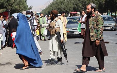 Talibanes montan guardia en Kabul, Afganistán.