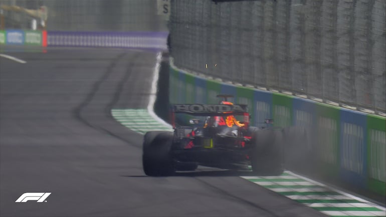 El momento del impacto de la parte trasera del Red Bull de Verstappen en la clasificación del Gran Premio de Arabia Saudita.