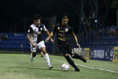 El lateral derecho Alexis Fernández del “Rojiverde”, maniobra ente la presencia del marcador de punta Néstor Giménez. APF