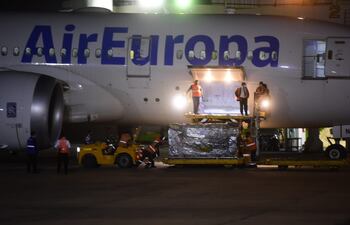 Un lote de vacunas Moderna siendo bajado del avión de AirEuropa, en el aeropuerto Silvio Pettirossi (Archivo).