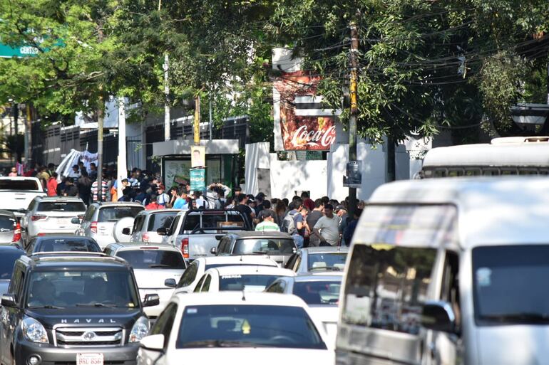 Los hinchas de Olimpia forman fula para adquirir las entradas del partido contra Nacional por la última fecha del torneo Clausura 2022 del fútbol paraguayo.