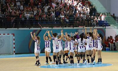 Las Guerreras saludan al público que volvió a acudir masivamente al Centro de Entrenamiento Olímpico para asistir al partido contra Uruguay. Las chicas cumplieron y volvieron a ganar en hándbol.