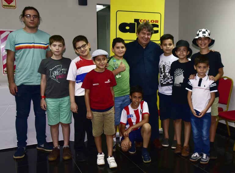 El GM Zenón Franco y algunos de los niños y jóvenes participantes de las partidas simultáneas de ajedrez, en ABC Color.