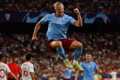 El delantero noruego del Manchester City Erling Haaland celebra su segundo gol, durante el primer partido de la fase de grupos de la Liga de Campeones entre Sevilla FC y Manchester City.