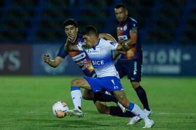 Diego Valdez y Miguel Samudio tratan de desbaratar un ataque de la U. Católica.