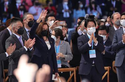 El vicepresidente de Taiwán, William Lai (d) y la vicepresidente de EE.UU. Kamala Harris (i).