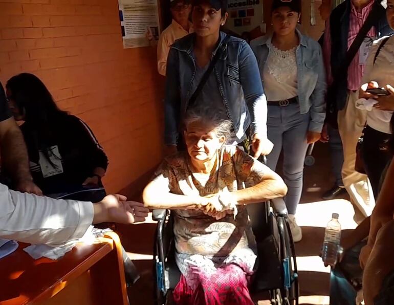 La persona con discapacidad, que denunciaron que quisieron impedir que entre a votar en compañía de su hija.