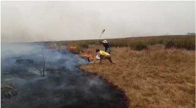 Así combaten las llamas los pobladores de  Laureles, Ñeembucú, ante la falta de bomberos en la ciudad.