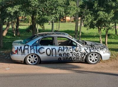 Tras haber agredido a su pareja, le dejan "mensaje" por el vehículo.