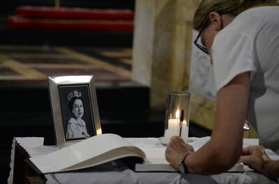 En todas partes del mundo, como en este caso Italia, se abrieron libros de condolencias por la muerte de Isabel II. En Paraguay, dicho libro se firma en la iglesia anglicana de San Andrés, sobre la avenida España.