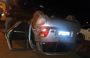 El vehículo que conducía el menor de edad volcó tras la embestida.