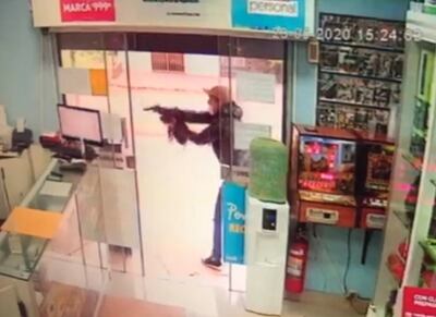 Las cámaras de seguridad captaron el momento en que el criminal Jorge Paredes Alegre dispara contra el trabajador.