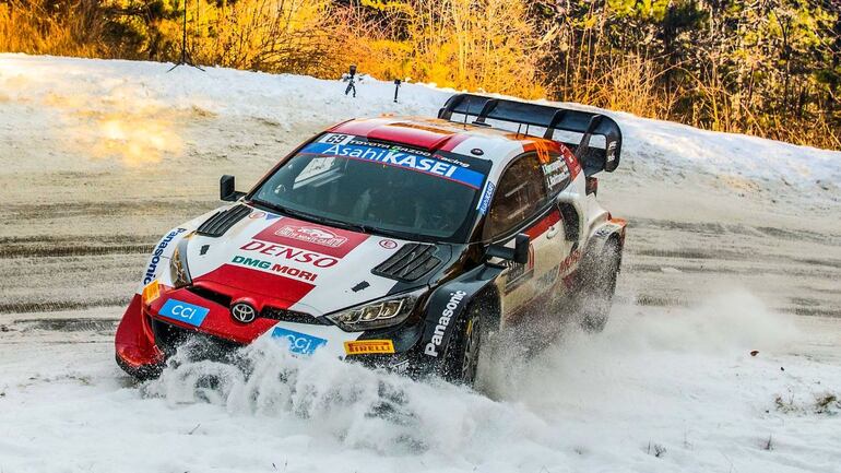 Kalle Rovanpera (Toyota Yaris GR Rally1), es escolta de líder Thierry Neuville (Hyundai i20 Rally1), tras cerrarse la primera etapa del Rally de Suecia.
