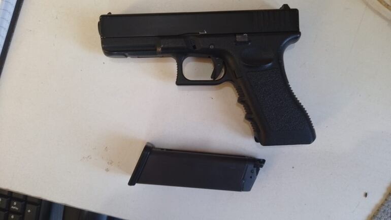 Una pistola 9 milímetros marca Glock fue incautada por los agentes de la comisaría de Katueté. Según fuentes, resultó ser un arma con aire comprimido, lo que pudo haber descartado como evidenca incriminatoria.