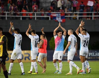 Los jugadores de Cerro Porteño saludan al público azulgrana de Alto Paraná que acudió al Antonio Aranda durante el partido contra Guaraní.
