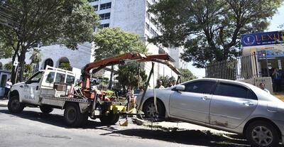 Con grúa se retiraron varios autos y camionetas   mal estacionados  en la zona del Palacio de Justicia.