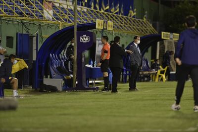 Derlis López viendo la jugada de Boselli en el VAR. Dijo que no fue falta