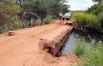 Puente sobre el río Aguaraymi que utilizan pobladores de Tacuatí, Nueva Germania y Santa Rosa del Aguaray, cuando había colapsado una de sus cabeceras, en San Pedro. Foto de archivo.
