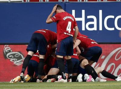 Los jugadores de Osasuna tras su segundo gol ante el Cádiz, en el partido correspondiente a la trigésimo sexta jornada de la Liga Santander que se disputa este martes en El Sadar.
