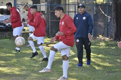 Jugadores de Colegiales realizando calentamientos, previo al duelo con Independiente.