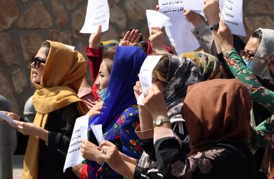 Un grupo de mujeres en Kabul, Afganistán se manifiesta con carteles en los que demanan que el Talibán proteja sus derechos.