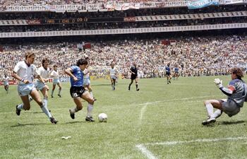 Diego Maradona en la jugada para el segundo gol ante Inglaterra en el Mundial de 1986.