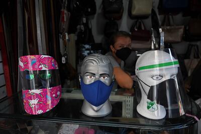 Protectores faciales en venta, contra el coronavirus.