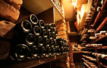 Foto de una bodega con vinos (ilustración).