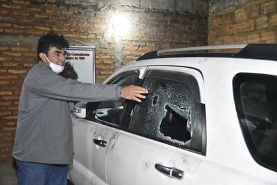 La víctima muestra en lugar en que impactó uno de los balazos.