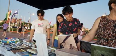 Mucha gente visitó la feria el día de su habilitación, el sábado por la tarde, en la pérgola de la playa San José.
La feria continúa hoy, de 17:30 a 22:00 horas.