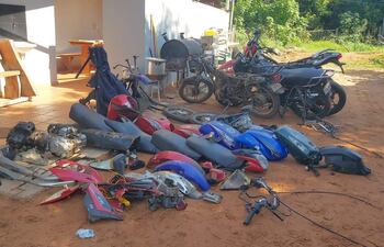 Policía descubre desarmadero clandestino de motos robadas en la ciudad de Ñemby.