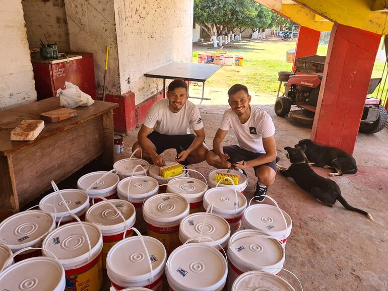Ángel y Óscar Romero donaron baldes de pintura para hermosear al estadio Alfonso Colmán de Sport Colombia.