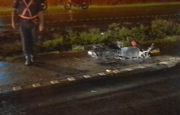 La motocicleta quedó inservible tras el incendio que dejó en grave estado al conductor.