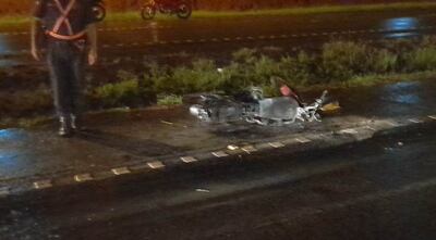 La motocicleta quedó inservible tras el incendio que dejó en grave estado al conductor.