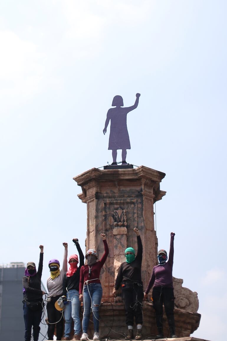 Feministas mexicanas instalan estatua de una mujer donde estaba la de Colón en el Paseo de la Reforma.