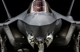 Avión de combate polivalente F-35 de la Fuerza Aérea Italiana durante la operación de defensa dirigida por la OTAN en la base aérea de Keflavik, Islandia. (EFE)