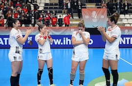 La capitana de las Guerreras (segunda de la derecha) se emociona ante el homenaje y aplauso de sus compañeras.