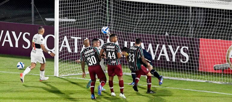 El “Pollo” Recalde ya aplicó el cabezazo, observa al línea y se apresta a festejar el primer gol de Olimpia, el que abrió el camino a la victoria y posteriormente a los penales consagratorios.