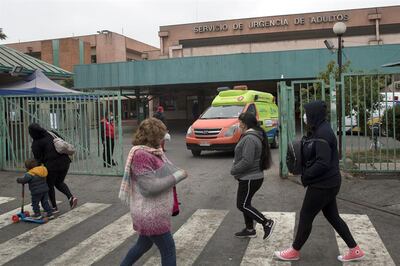 Vista del exterior del Hospital San José, uno de los centros sanitarios de la capital que soportó el colapso de sus servicios durante los primeros meses de la pandemia de la covid-19 en Santiago (Chile).